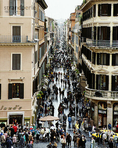 Menschen auf der Via Condotti von der Spitze der Spanischen Treppe  Rom  Italien.