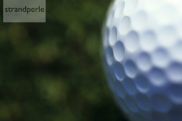 Nahaufnahme eines Golfballs auf Gras.