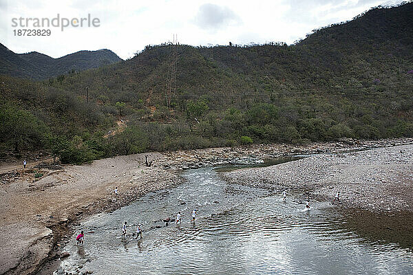 Flussüberquerung während des Copper Canyon Ultra Marathon 2010