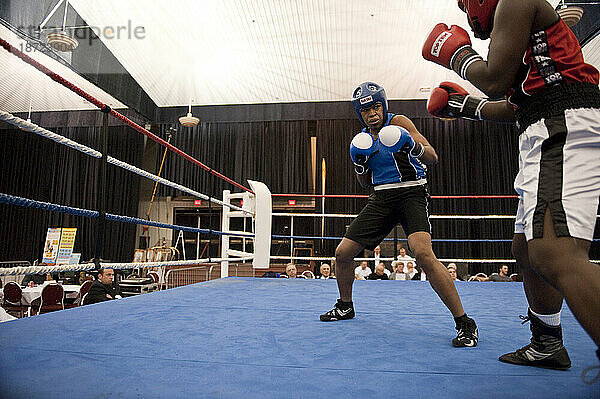 Eine Boxerin starrt ihre Gegnerin während eines Halbfinalkampfes bei den kanadischen Amateur-Boxmeisterschaften in Saint-Hyacinthe  Quebec  an.