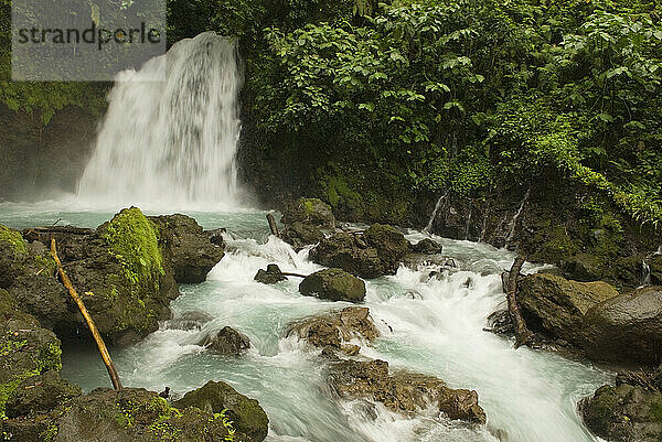 Blick auf einen Wasserfall in La Fortuna  Costa Rica.