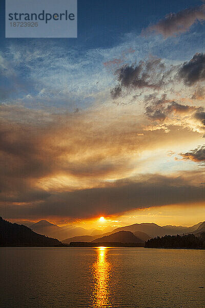 Lillooet¬†See bei Sonnenuntergang in der Coast Mountain Range  British Columbia  Kanada