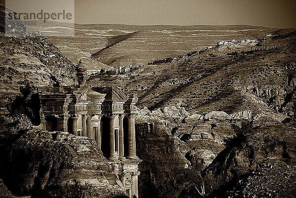 Ein weiter Blick auf Petras Kloster  Jordanien