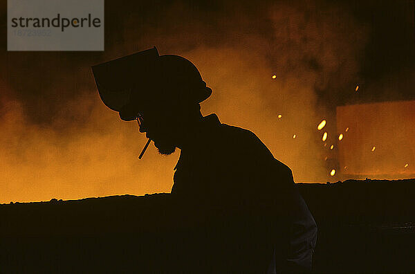 Silhouette eines Stahlarbeiters im Stahlwerk in Midlothian  Texas.