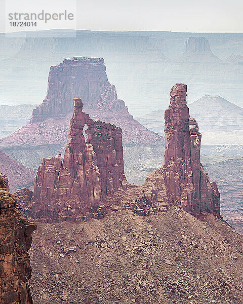 Blick auf die Wäscherin und den Flughafenturm vom Mesa Arch-Aussichtspunkt