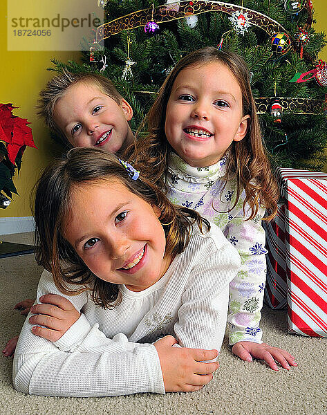 Porträt: Kinder lächeln für ihre Weihnachtskarte