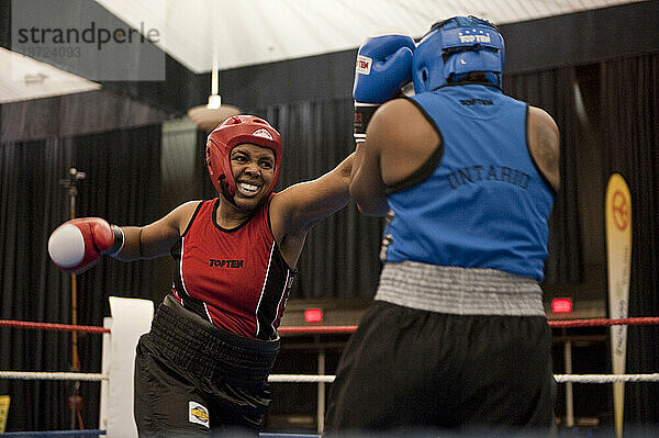 Eine Boxerin landet während eines Halbfinalkampfes bei den kanadischen Amateur-Boxmeisterschaften in Saint-Hyacinthe  Quebec  eine Reihe von Schlägen.