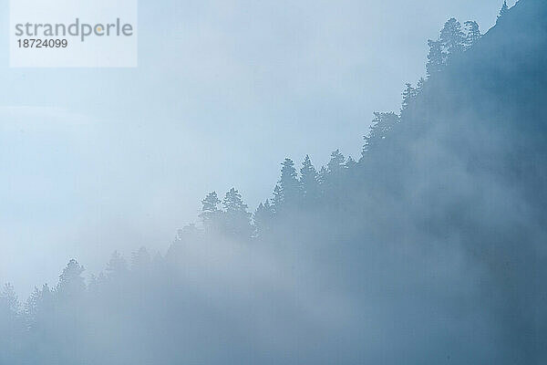 Rauchige Berglandschaft in den Rocky Mountains