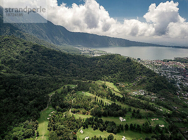 Luftaufnahme des Golfplatzes und des Beratan-Sees  Bedugul  Bali  Indonesien