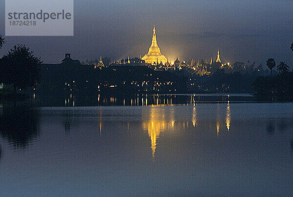 Die historische Shwedagon-Pagode spiegelt sich im Wasser des Kandawgyi-Sees wider
