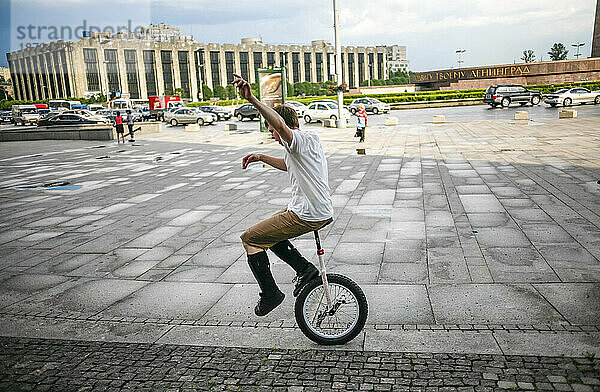 Teenager fährt Einrad auf der Straße von Sankt Petersburg  Russland