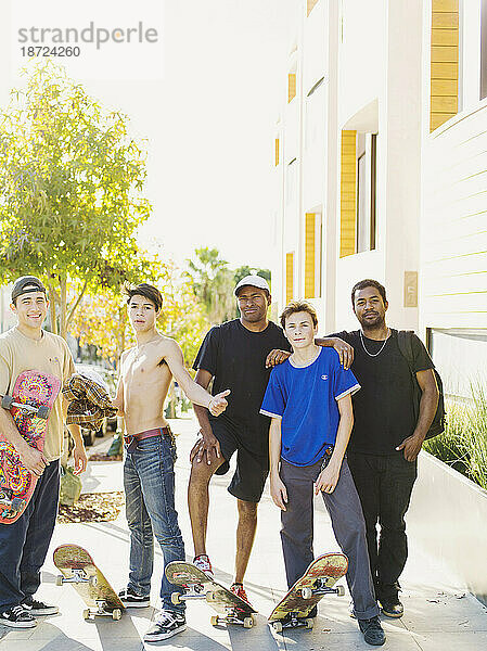 Skateboarder stehen am 12. Dezember 2015 im Stadtteil Little Italy in San Diego.