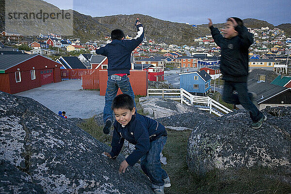 Kinder spielen mit Spielzeugpistolen in Qaqortoq  Grönland.