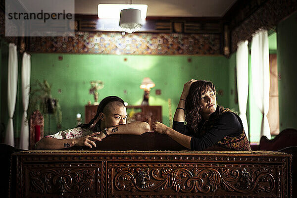 Gleichgeschlechtliches lesbisches Paar sitzt in einer farbenfrohen spanischen Kolonialwohnung