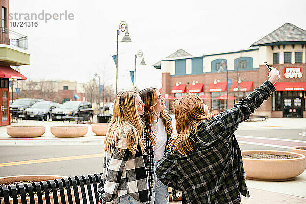 Drei glückliche Teenager-Mädchen machen ein Selfie.