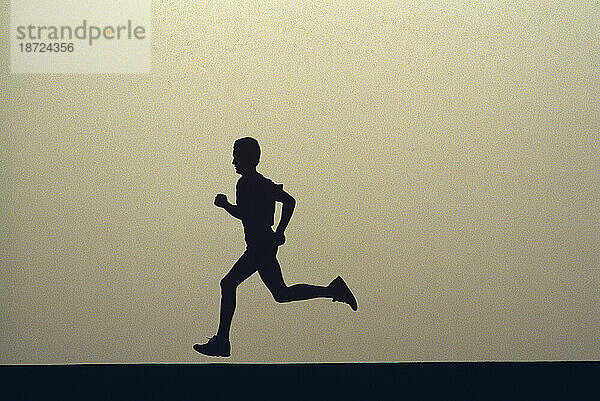 Silhouette eines Mannes beim Laufen.