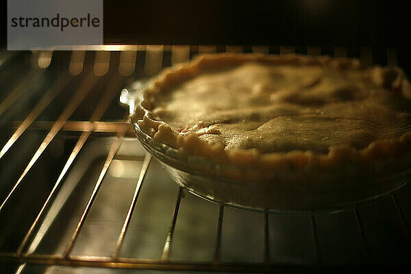 Ein frischer Kirschkuchen  der im Ofen gebacken wird.