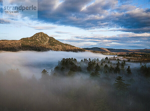 Borestone Mountain  Maine mit Nebel und Wolken