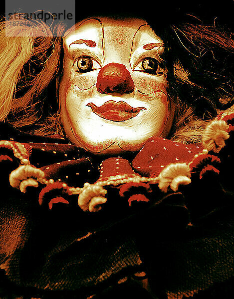 Eine handgemachte Clown-Maske  in einem Geschäft in Fira  Insel Santori  Griechenland.