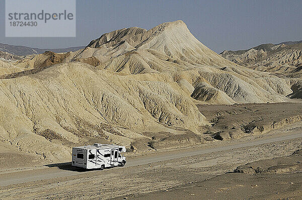 Ein Roadbear RV Camper im 20 Mule Team Canyon  Death Valley Nationalpark  Kalifornien  USA.