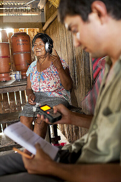 Ein Oro Win-Ältester arbeitet mit einem Linguisten zusammen  während er ihre Sprache studiert und aufzeichnet  Sao Luis Indian Post  Amazonasbecken  Brasilien.