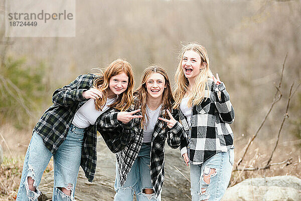 Drei wunderschöne Teenager-Mädchen haben Spaß im Freien.