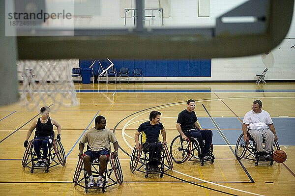 Eine Rollstuhlbasketballmannschaft bereitet sich während des Trainings auf das Gefecht vor.