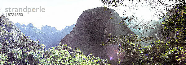 Panorama des Amazonas-Dschungels  der die Berge von Machu Picchu umrahmt