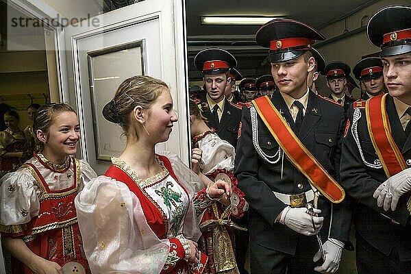 Russische Kadetten und junge Frau in russischer Nationalkleidung