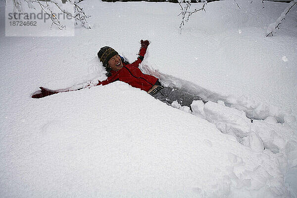 Eine Frau spielt im Schnee während eines seltenen Schneesturms in Vancouver.