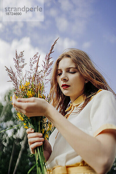 Frau mit einem Blumenstrauß im Freien