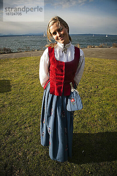 Ein Porträt eines jungen Mädchens in der traditionellen Kleidung ihrer Heimatstadt TK.