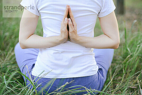 Frau praktiziert Yoga im Freien