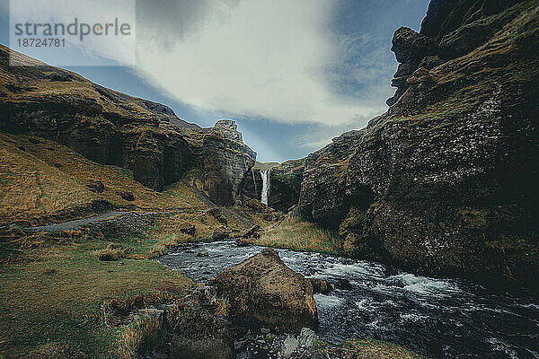 Ein wunderschöner Wasserfall in Island