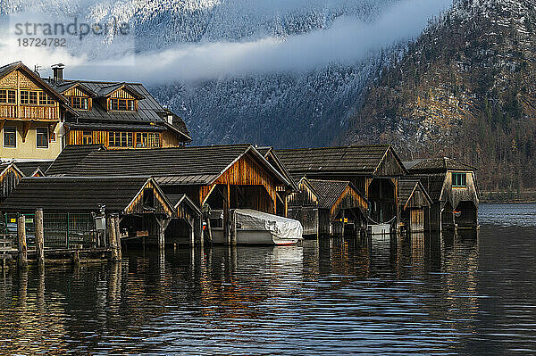Bootshaus in Hallstatt in den österreichischen Alpen