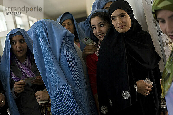 Junge afghanische Frauen stimmen in einer örtlichen Schule in Mazar-i Sharif  Afghanistan  für Präsidentschafts- und Provinzkandidaten.