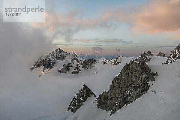 Rosa und Blau dominieren den Himmel während des Sonnenuntergangs über dem Gletscher von Le Tour