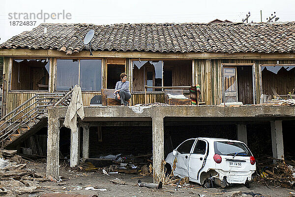 Häuser werden in Curanipe  Chile  zerstört  nachdem ein Erdbeben der Stärke 8 8 und ein darauffolgender Tsunami diese Küstenstadt heimgesucht haben.