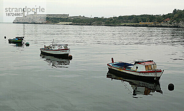 Boote liegen in der Bucht von Havanna  Kuba