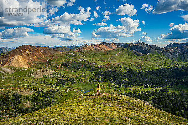 Frau blickt auf die San Juan Mountains auf dem Alpine Loop