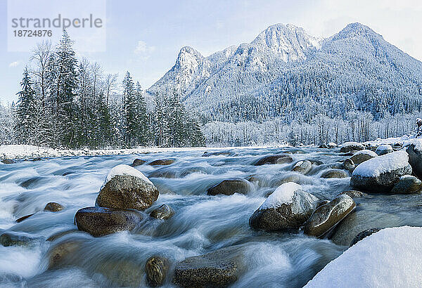 Skykomish River und Berge