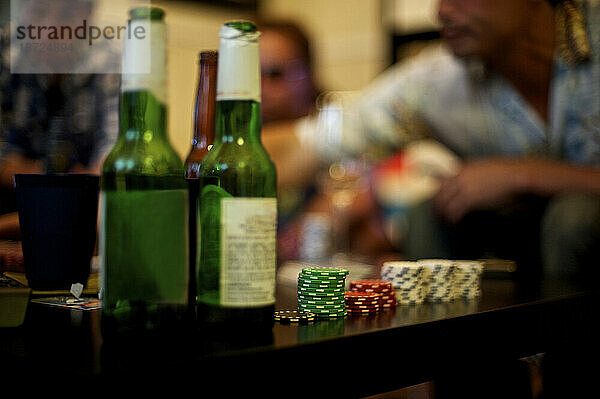 Bierflaschen und Pokerchips stehen während einer Party in Los Angeles  Kalifornien  auf einem Tisch.