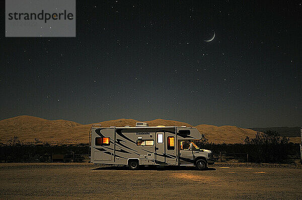 Sterne über einem Wohnmobil in Kelso Dunes  Mojave National Preserve  Kelso  Kalifornien  USA