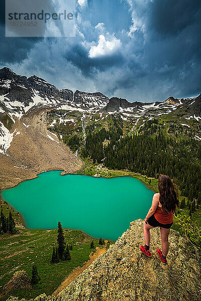 Wanderin mit Blick auf Stormy Blue Lakes in den San Juan Mountains