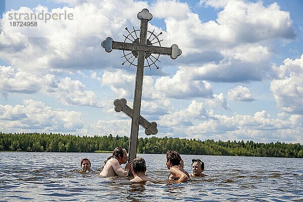 Gruppe von Menschen  die im Tichwin-See  Russland  beten