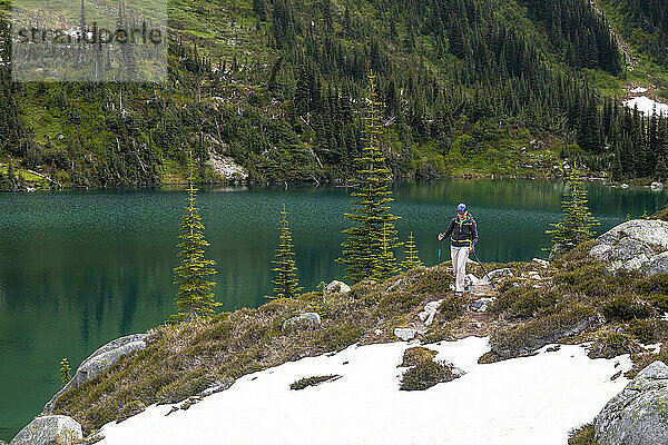 Ganzkörperansicht von Frauen beim Wandern an einem alpinen Bergsee in Kanada.