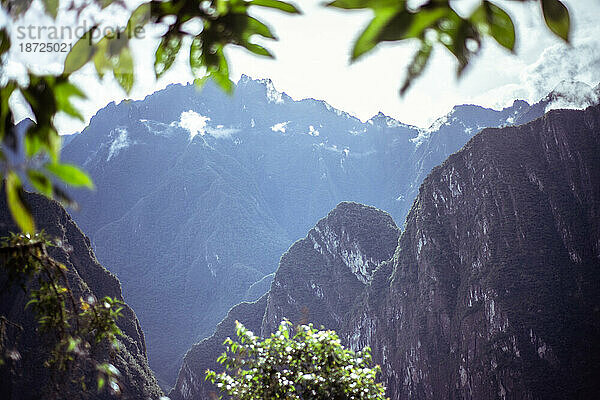 Amazonas-Dschungel  der die Berge von Machu Picchu umrahmt
