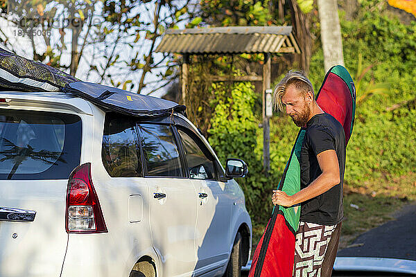 Surfer am Strand in Bali  Indonesien.