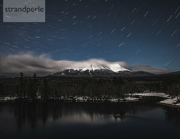 Katahdin im Winter bei Nacht  Langzeitbelichtung mit Sternen  Maine