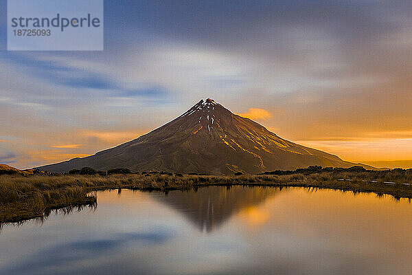 Unglaublicher Vulkan bei Sonnenuntergang in Taranaki  Neuseeland